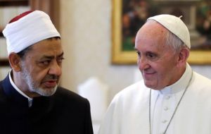También mantuvo una reunión a solas con el Imán de la casa de estudios que representa a más de 1.200 millones de musulmanes moderados, Ahmed El-tayeb
