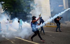 La oposición acusa al gobierno de una violenta represión. Dicha pugna complica las relaciones internacionales de Venezuela que inició su retiro de la OEA