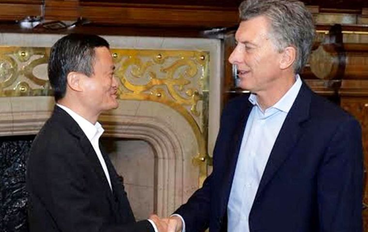 El presidente Macri junto al empresario chino Jack Ma durante conversaciones privadas mantenidas en la Casa Rosada 