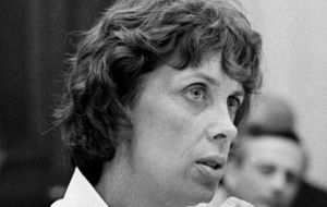 Elevó al rango de subsecretaría el área encargada de los Derechos Humanos en el Departamento de Estado y designó a Patricia Derian a cargo de la misma (1977)