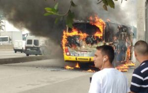 Al ingresar la policía a las favelas, los narcos reaccionaron incendiando ómnibus y camiones en Avenida Brasil, principal acceso al centro de Río, y así poder escapar.