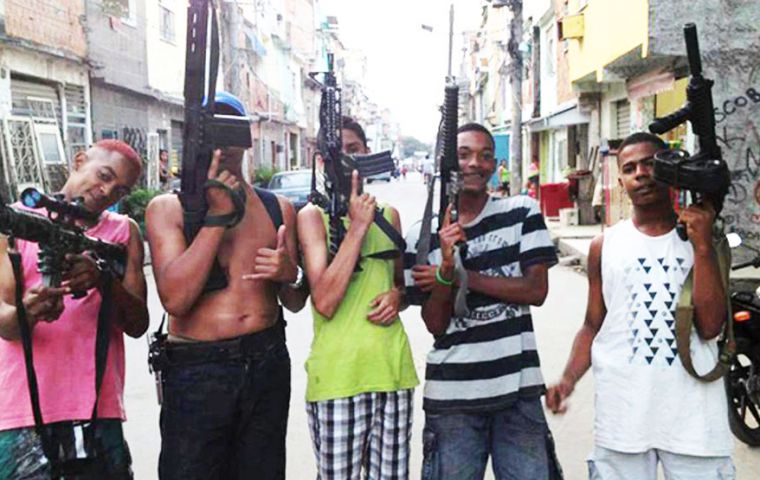 La ola de violencia surgió luego de una operación policial que detuvo a 45 personas y confiscó 32 fusiles en Cidade Alta, una favela de la zona norte de Río de Janeiro