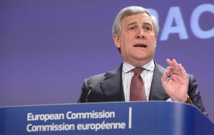 El presidente del Parlamento Europeo, Antonio Tajani, aseguró que no están tratando de influir en las elecciones británicas convocadas por la conservadora May