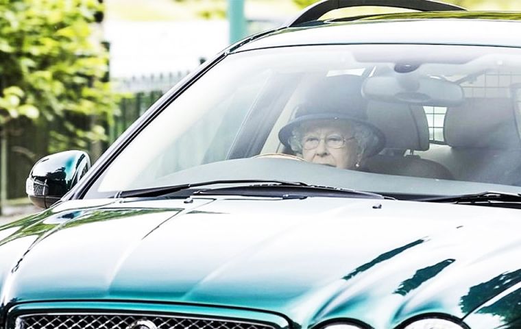 A pesar de sus 91 años, y tras misa, la Reina se acomodó en el asiento del conductor del Jaguar verde y manejó hasta su residencia en el Palacio de Buckingham.