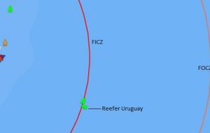 La profundidad del agua en torno al M/V Reefer Uruguay es de unos 1.500 metros. Si el barco se hunde se estima que el impacto medio ambiental será limitado