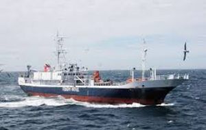 La patrulla de protección pesquera Protegat se encuentra en el lugar del siniestro por las toneladas de combustible que el barco a la deriva carga en sus depósitos   