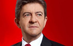 El líder de la izquierda, Jean-Luc Mélenchon, anunció que será candidato en las legislativas y su intención será “combatir implacablemente” al presidente electo