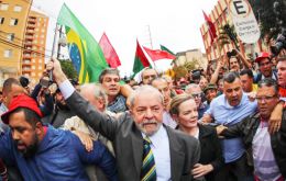 En un acto ante una multitud en Curitiba tras salir del juzgado a cargo de Moro, Lula dijo que los fiscales que lo acusan “no presentaron una prueba”