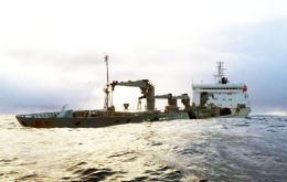 El Uruguay Reefer sigue haciendo agua, y para este domingo se aguarda la llegada de un remolcador para una evaluación definitiva de su condición    