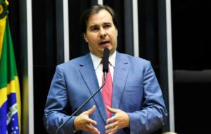 Si Temer renuncia, el presidente de Diputados, Rodrigo Maia, debe convocar a una asamblea para realizar una elección indirecta del Congreso de un nuevo presidente.