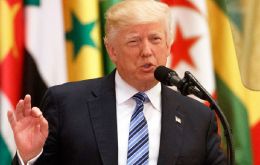 “Las naciones de Oriente Medio no pueden esperar a que el poder americano aplaste a este enemigo por ellos”, dijo Trump a los líderes de países musulmanes