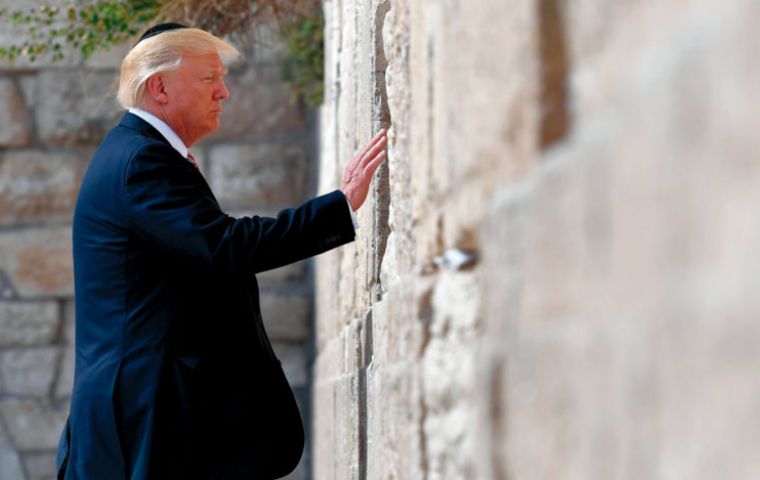 Tras arribar a la Puerta de Jaffa en auto, Trump siguió luego a pie unos 400 metros bajando por las calles del mercado en el barrio cristiano. 