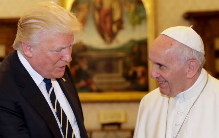 “Necesitamos paz”, admitió en un momento del encuentro Trump, quien expresó efusivamente y varias veces su gratitud al Papa por la audiencia del miércoles.