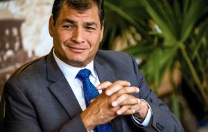 Apoyado en la bonanza petrolera Correa privilegió la inversión y la equidad social, mantuvo subsidios para combustibles y la electricidad y amplió los bonos a pobres