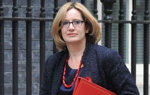 La ministra Rudd tuvo que defenderse de no haber usado el poder de impedir la entrada al país a yihadistas británicos que combatieron en Siria o Irak.