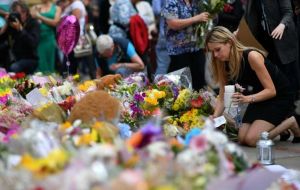 La plaza de Santa Ana, que se convirtió improvisadamente en el centro de los tributos, estaba abarrotada de flores, globos y mensajes. 