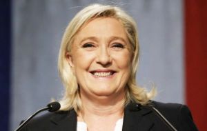 El Frente Nacional de Marine Le Pen, alcanzaría el 17%; el conservador Los Republicanos tercero con 15% y Jean-Luc Melenchon, cuarto, con 14%
