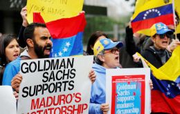 Opositores venezolanos y legisladores de EE.UU. interpretaron que esa operación contribuyó a aliviar la situación financiera del gobierno del presidente Maduro.