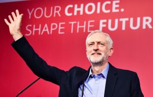 El principal rival es Jeremy Corbyn, quien lidera al Partido Laborista desde septiembre de 2015 y es el jefe de la oposición, es parlamentario desde 1983