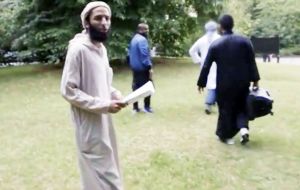 Para peor salió a luz que Butt apareció en un documental emitido en 2016 por el canal 4 de la televisión británica sobre las actividades de radicales islámicos.