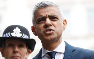 “No hay duda de que menos policías significa más peligro” , dijo este martes el alcalde de Londres, el laborista Sadiq Khan, en una entrevista en la BBC.
