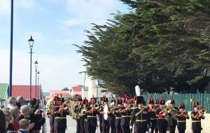Banda previo al desfile militar el Día de la Liberación en Ross Road, Stanley
