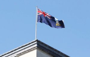 Bandera de las Falklands flamea en el Edif del Ministerio de Relaciones (FCO) en Londres