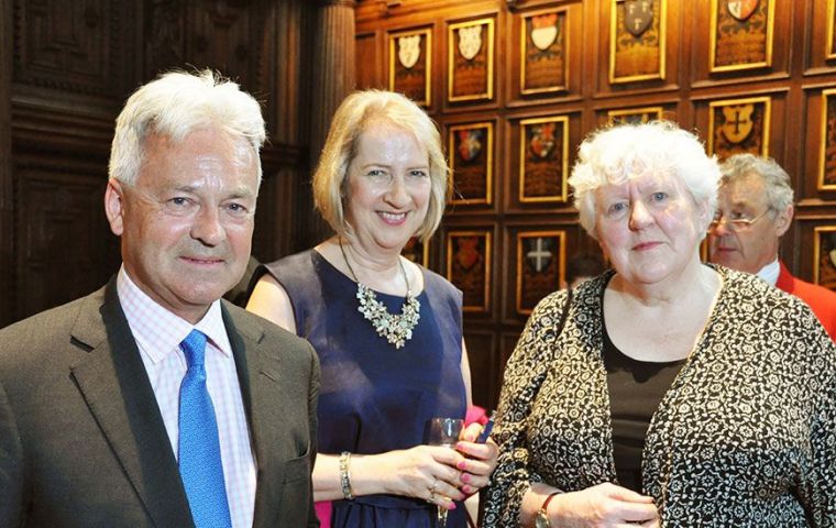 Durante la recepción Sir Alan Duncan, Sukey Cameron MBE representante de las Falklands en Londres y la Consejero Jan Cheek MLA