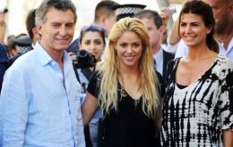Macri en el escenario junto a la Primera Dama y a Shakira, alza la bandera de “Global Citizen”