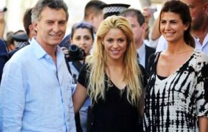 Macri en el escenario junto a la Primera Dama y a Shakira, alza la bandera de “Global Citizen”
