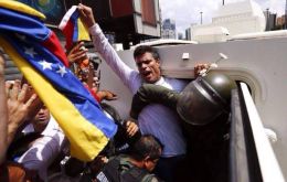 López fue detenido en febrero de 2014 y condenado a 14 años, acusado de instigar a la violencia en las protestas contra Maduro de ese año con saldo de 43 fallecidos.