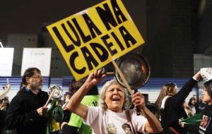  Frente al Museo de Arte paulista, grupos de izquierda y sindicatos vinculados a PT de Lula protestaron contra lo que calificaron como “un ataque a la democracia”