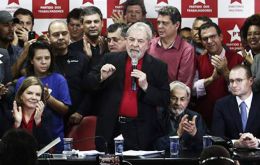 En lo que pareció un acto partidario, ante un millar de personas y en la sede del PT en San Pablo, Lula lanzó su candidatura a la presidencia 