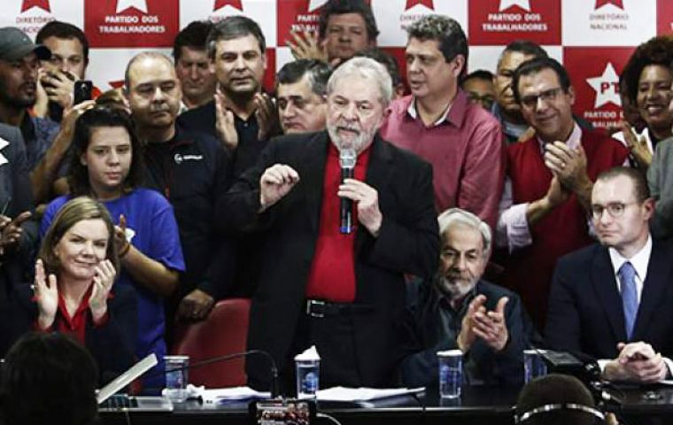 En lo que pareció un acto partidario, ante un millar de personas y en la sede del PT en San Pablo, Lula lanzó su candidatura a la presidencia 