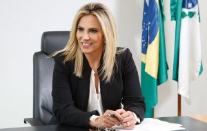 Cida Borghetti, madre de la novia y esposa del ministro de Salud, es candidata a gobernadora de Paraná. Borghetti es actualmente vicegobernadora de ese estado.