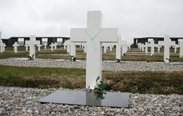 Cementerio de Darwin donde yacen los restos de los soldados argentinos caídos en la guerra de 1982