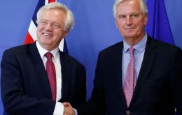  David Davies lució con su contraparte negociadora Michel Barnier para las fotos, pura sonrisa y esperanzas, pero a la hora estaba en vuelo de retorno a Londres.
