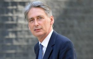 Hammond, partidario de la permanencia en la UE y defensor de la línea blanda quiere proteger los intereses comerciales y financieros británicos en el divorcio