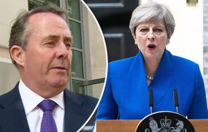 El ultra escéptico  Liam Fox, ministro de comercio internacional afirma que ”necesitamos a Theresa para hacer posible el Brexit de una vez”