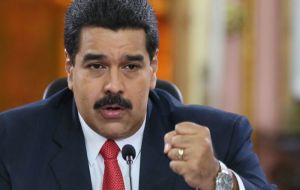 “Ahora están cometiendo el error garrafal de crear un Estado paralelo, una estupidez, cosa de muchachos, de adolescentes políticos”, manifestó Maduro