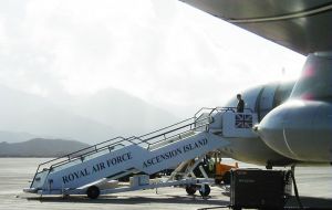 La pista es propiedad y operada por la Fuerza Aérea de EE.UU. bajo el Acuerdo de Bahamas y por tanto son responsables de la administración y obras a realizar