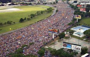 Los opositores alistan para el viernes una gran marcha en Caracas y el jueves cumplieron un segundo día de huelga de 48 horas, que dejó con cinco muertos