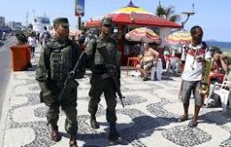 Decenas de uniformados se desplegaron en el aeropuerto de Santos Dumont, en el centro de la ciudad, y otros en la playa de Botafogo. 