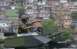Blindados circulaban por la ciudad, luego que el presidente Michel Temer firmara el decreto que “autoriza el empleo de las Fuerzas Armadas en el Estado” de Rio.
