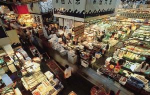 El mercado de Tsukiji, considerada la mayor lonja de pescado del mundo y unas de las principales atracciones turísticas de Tokio fue inaugurado en 1935 