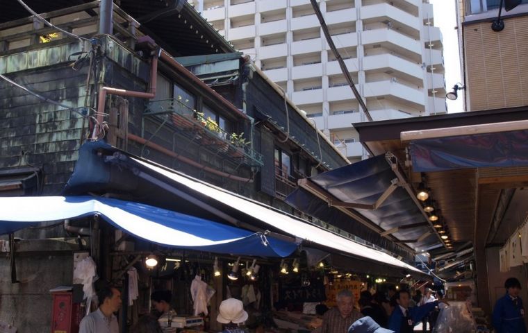 El área del mercado recibe unos 60.000 clientes diarios, es conocida como “Jogai” y cuenta con un total de 400 comercios y restaurantes.