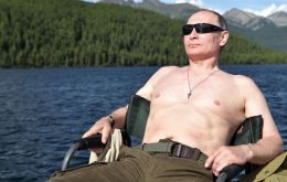 Gafas de sol, gorro de expedicionario, pantalones caqui, botas de montaña, era toda la indumentaria de Putin, que aparece más relajado y sonriente que nunca