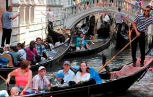 En Venecia los vecinos marcharon entre visitantes para protestar contra el turismo descontrolado. La ciudad de 50.000 habitantes recibe 30 millones de turistas al año.