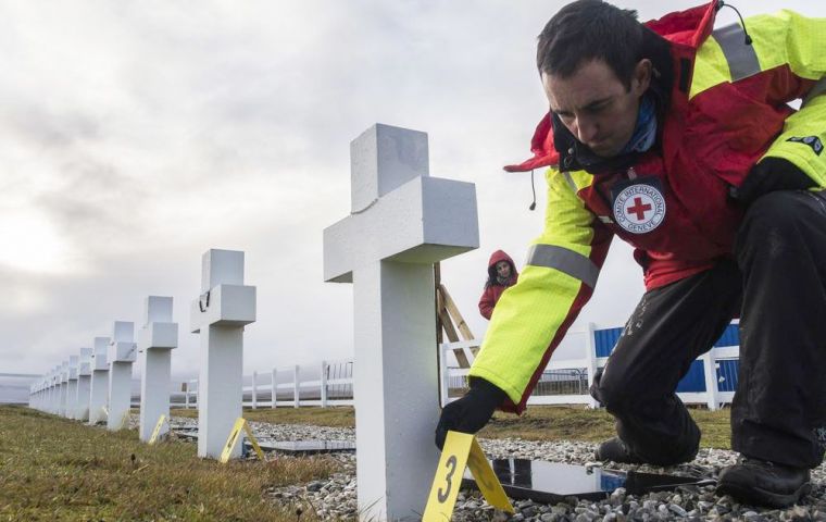 Un miembro del equipo de ICRC trabajando en el cementerio argentino (Foto IRCR)