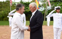 Mike Pence es recibido por el presidente Juan Manuel Santos en Cartagena 